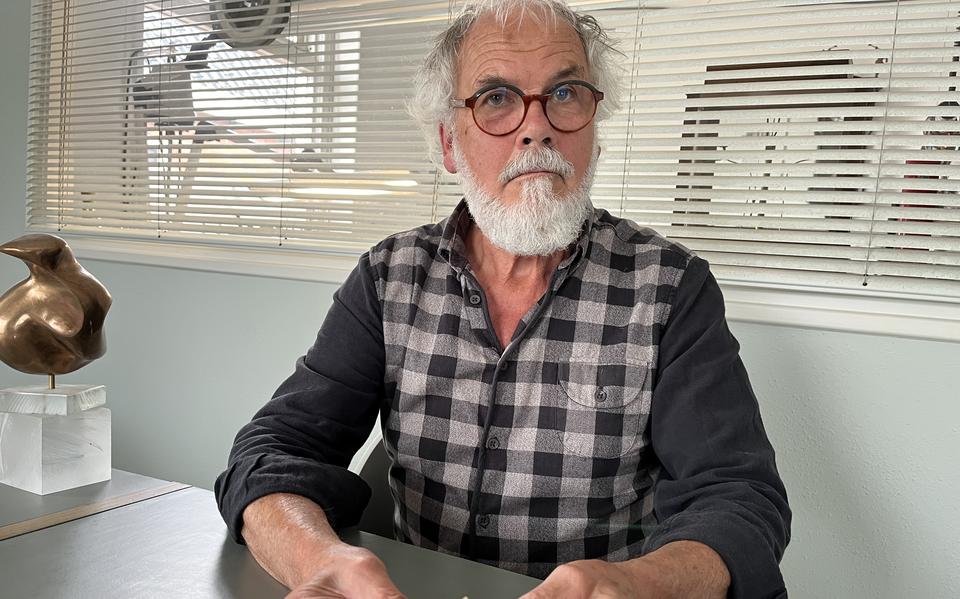 Goudsmid Roger Veldman uit Ezinge toont het 'Westerkwartje' dat hij in opdracht van burgemeester Ard van der Tuuk vervaardigde. 