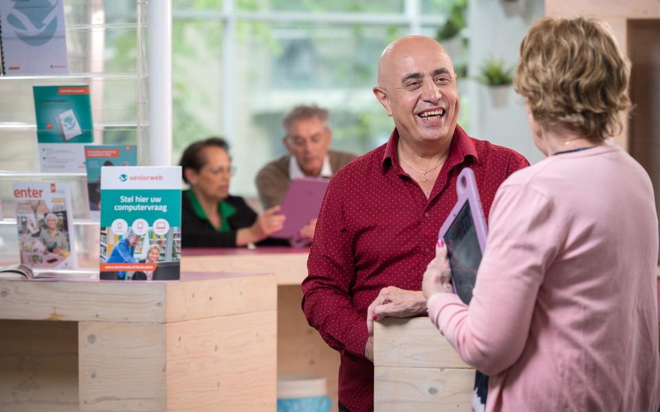 Vrijwilligers van SeniorWeb helpen ouderen met digitale vraagstukken.