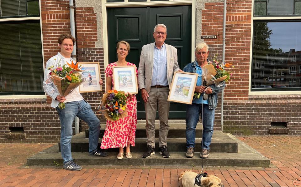 Wethouder Harry Stomphorst met drie inwoners uit het Westerkwartier die het gezicht vormen van de campagne 'Da's zo gefietst.