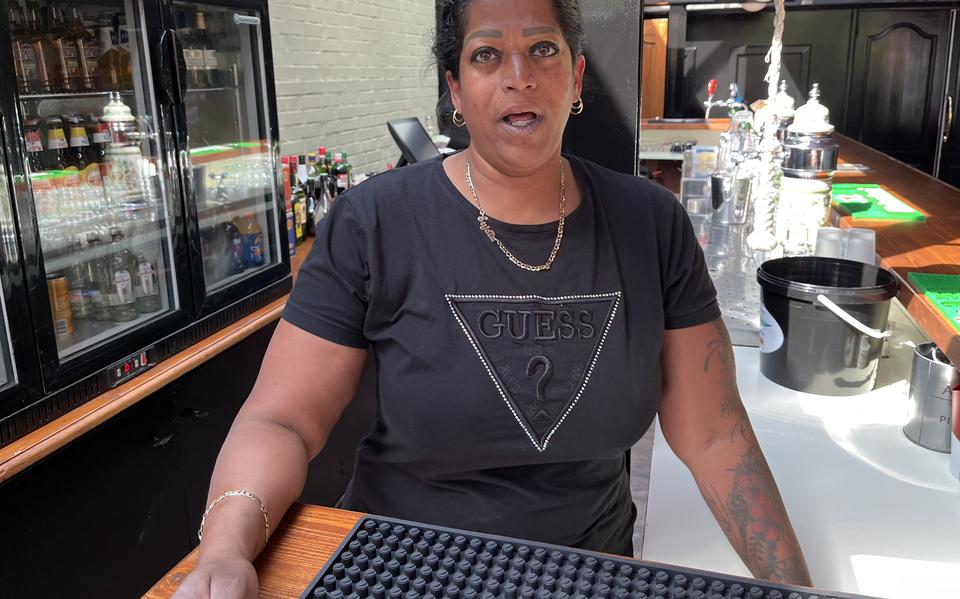 
Eigenaresse Sujata de Vries van De Vlieger achter de bar van mfc De Meeden in Aduard. 