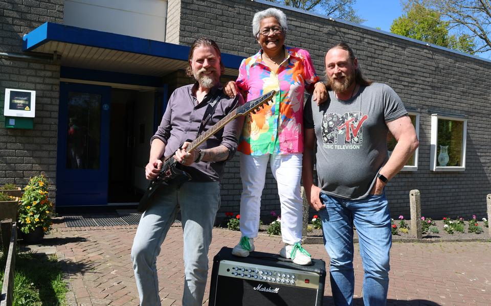 Henk de Jonge, Mary Dijkstra en Paulus Hoogmoedt klaar voor een grote Pentastoma-reunie 