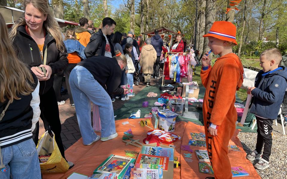 Een gezellige drukte op de Oranjemarkt in Zuidhorn. Op de foto een beeld van De Gast.