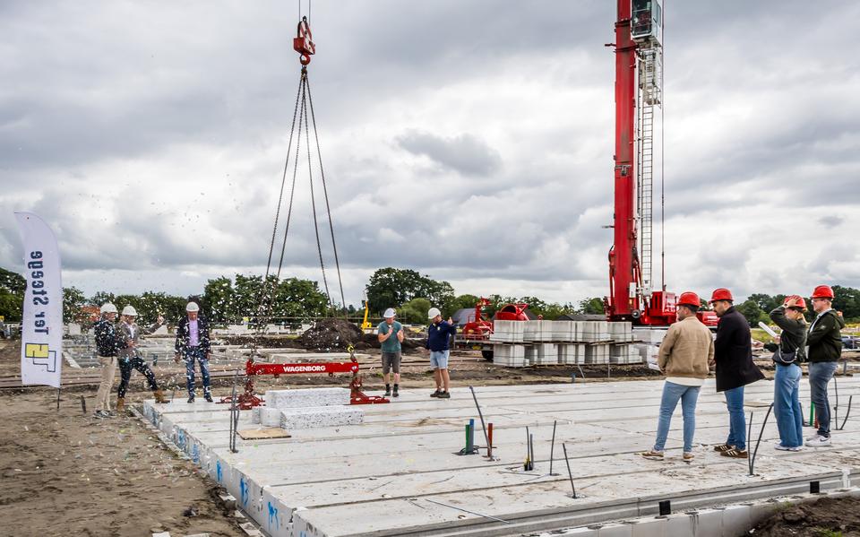 Onder toeziend oog van wethouder Albert Smit is de bouw in de wijk Kloosterakker gestart.