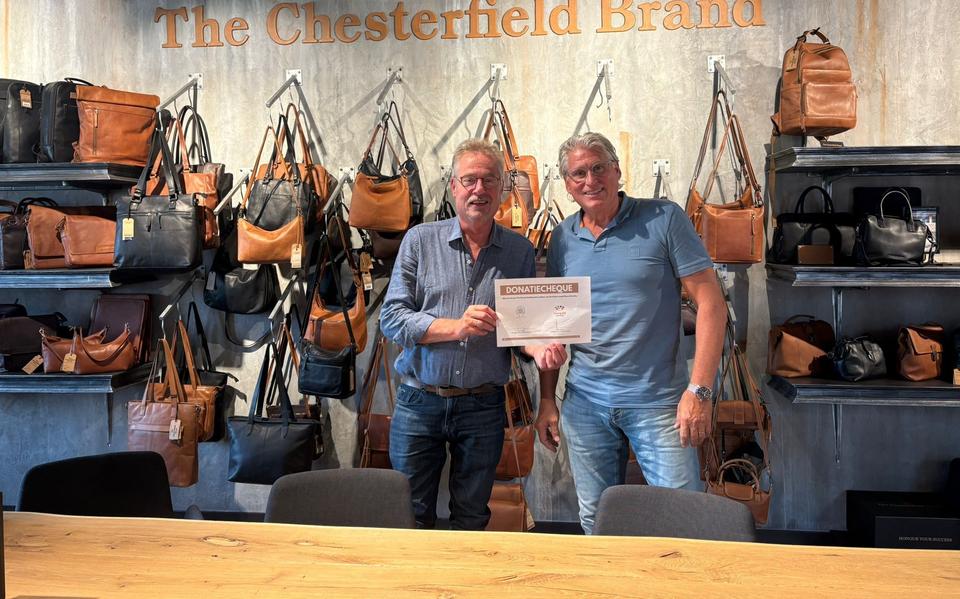 Coördinator Stichting Leergeld Noord Drenthe, afdeling Assen ontvangt een cheque van Koos Hoving, eigenaar van The Chesterfield Brand.