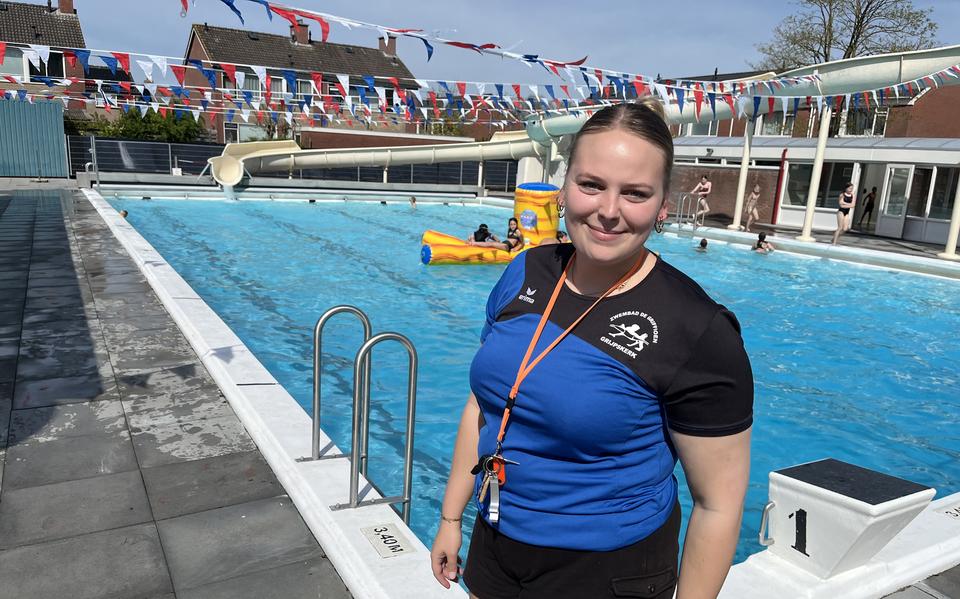 Manager Petra Kerbof in het feestelijk versierde openluchtbad De Griffioen in Grijpskerk: ,,Veiligheid kids gaat boven alles.'' 