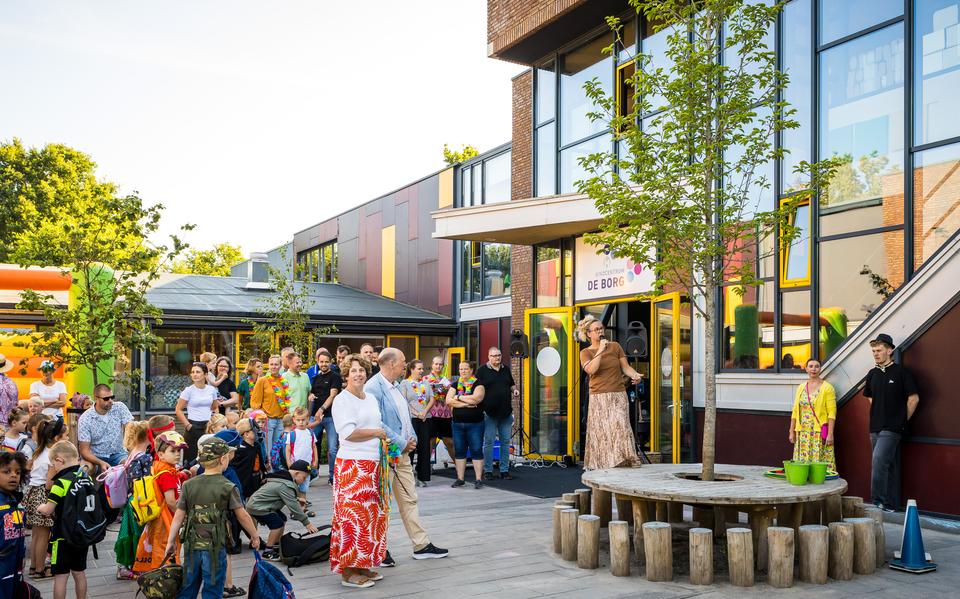 De Droompleinen van  Kindcentrum De Borg in Marsdijk worden geopend door wethouder Martin Rasker en bestuurder Annelies Bakelaar van CKC Drenthe.