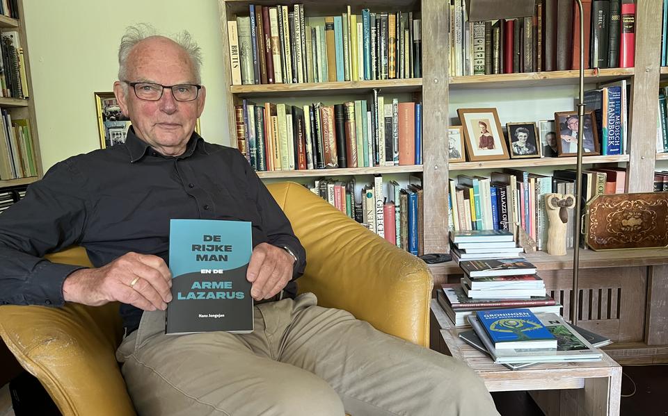 De gepensioneerde docent oude talen Hans Jongejan uit Zuidhorn toont het boek 'De rijke man en de arme Lazarus' dat onlangs is verschenen. 