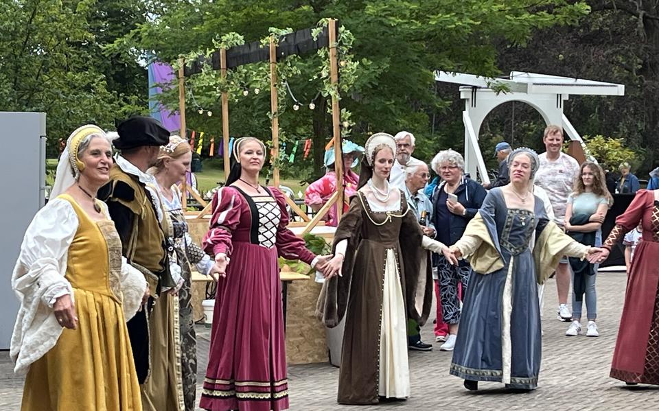 Zaterdag was er een dansoptreden van het Vrijstatige Volkje bij borg Nienoord als onderdeel van de jubileumviering. 