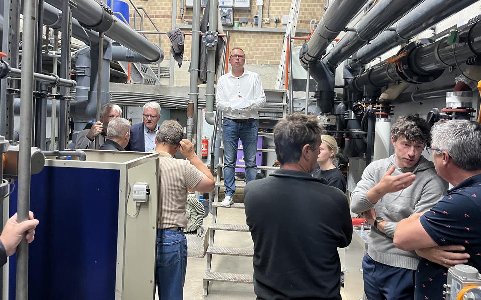 Genodigden kregen donderdag een rondleiding door de technische ruimtes van het Zwemkasteel in Leek. 