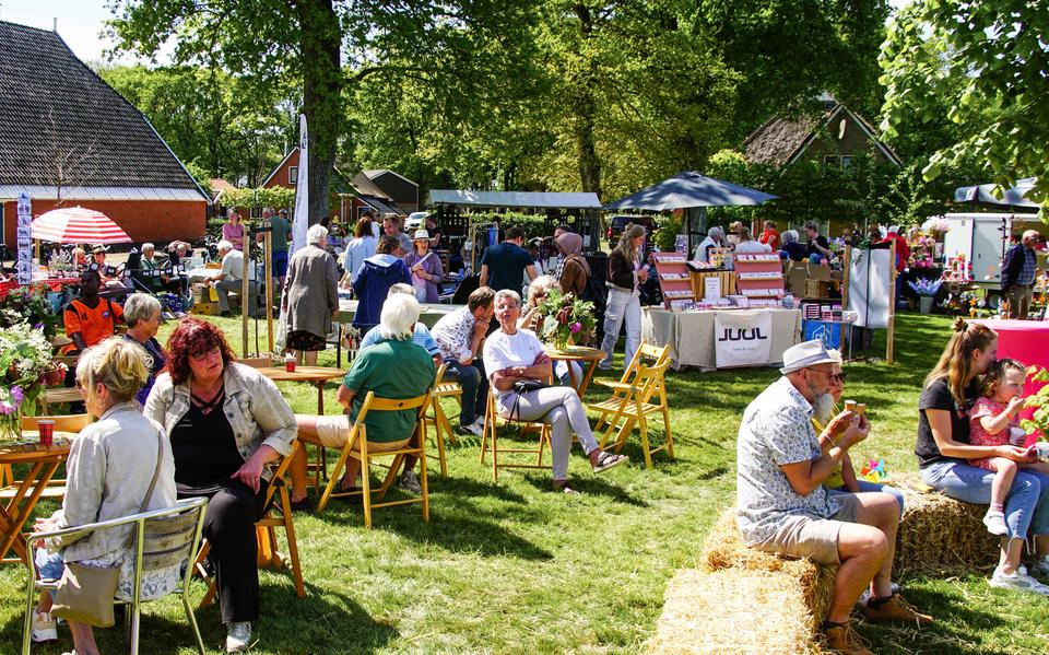 Bezoekers genieten van de zonnige voorjaarsmarkt in Langelo.