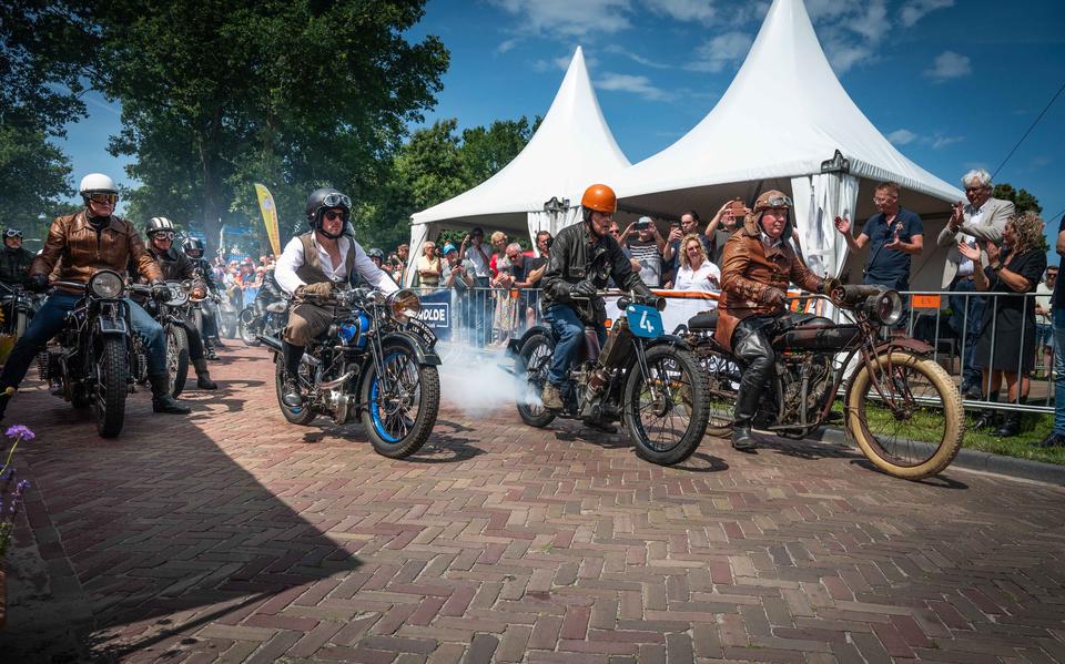 Ronkende motoren razen door Rolde, waar de TT ooit begon.