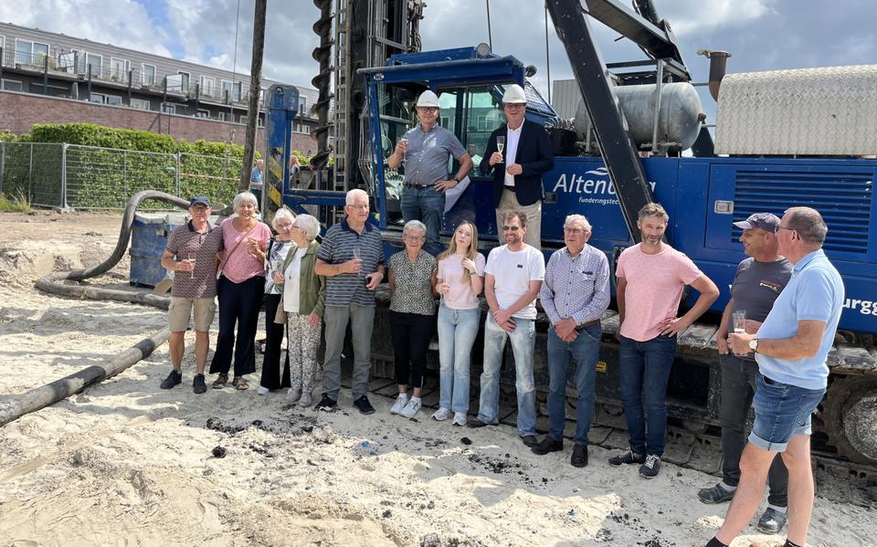 De toekomstige bewoners van het appartementengebouw aan het Abel Tasmanplein in Grootegast met wethouder Hans Haze en aannemer Kees Apoll. 