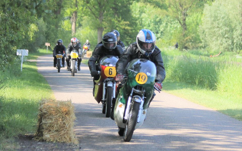 Klassieke motoren rijden door Grolloo.