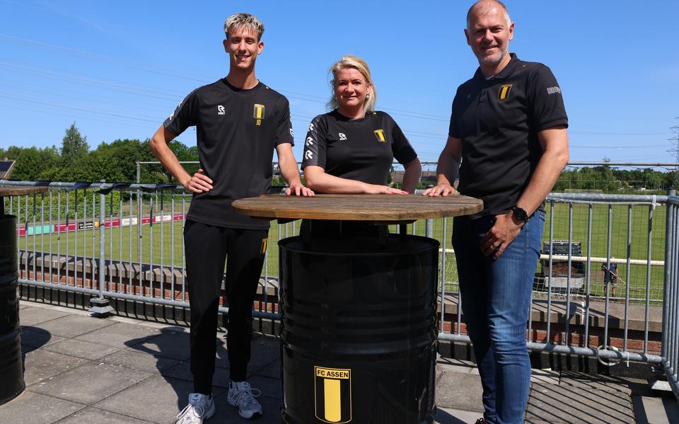 Trainer Jarno Damhuis, coördinator Rosalie Plasman en wedstrijdsecretaris Mark Mulder op het sportpark van FC Assen.