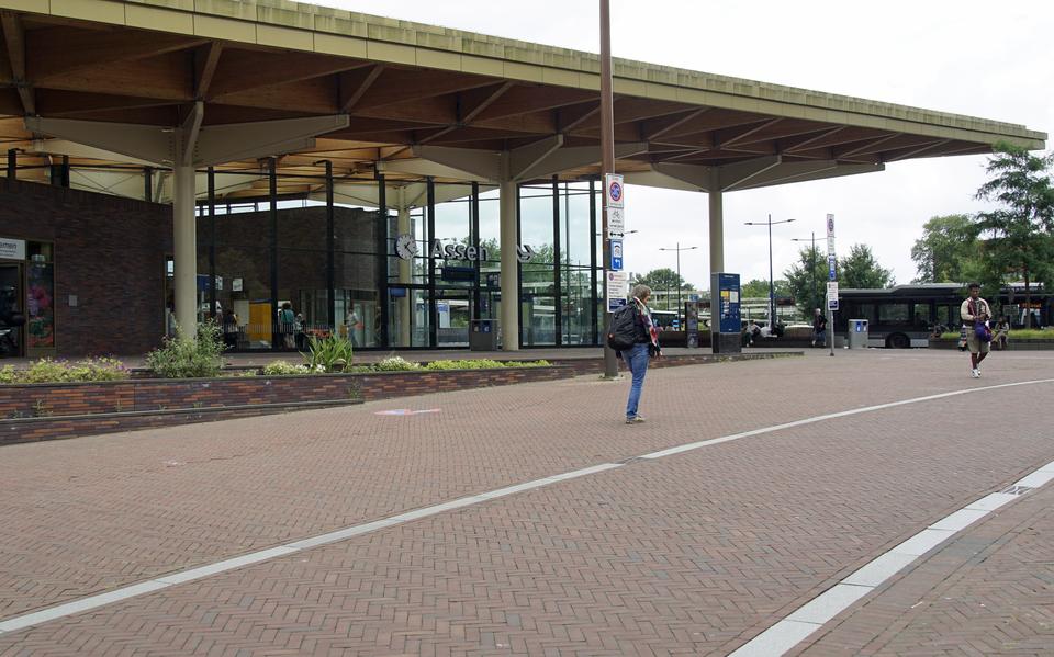   Een keurig opgeruimd en fietsvrij station in Assen.                          