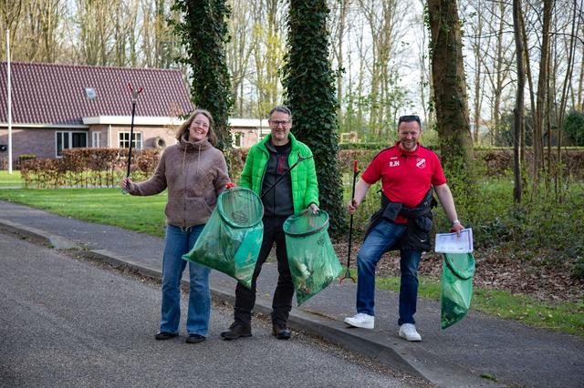 Vuilprikkers in actie. Vlagtwedde pakt blik en plastic aan