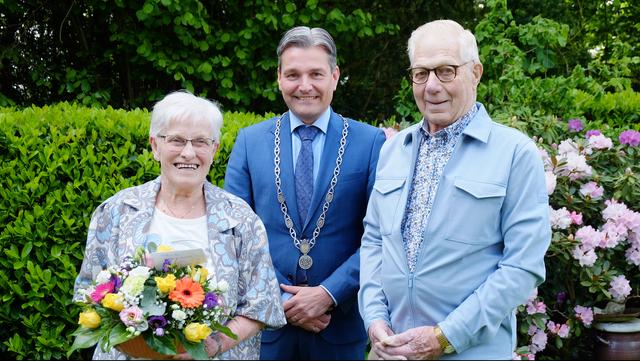 Anne en Alke uit Gasselternijveen vieren 65 jaar samen. Het stel is nog altijd verliefd op elkaar