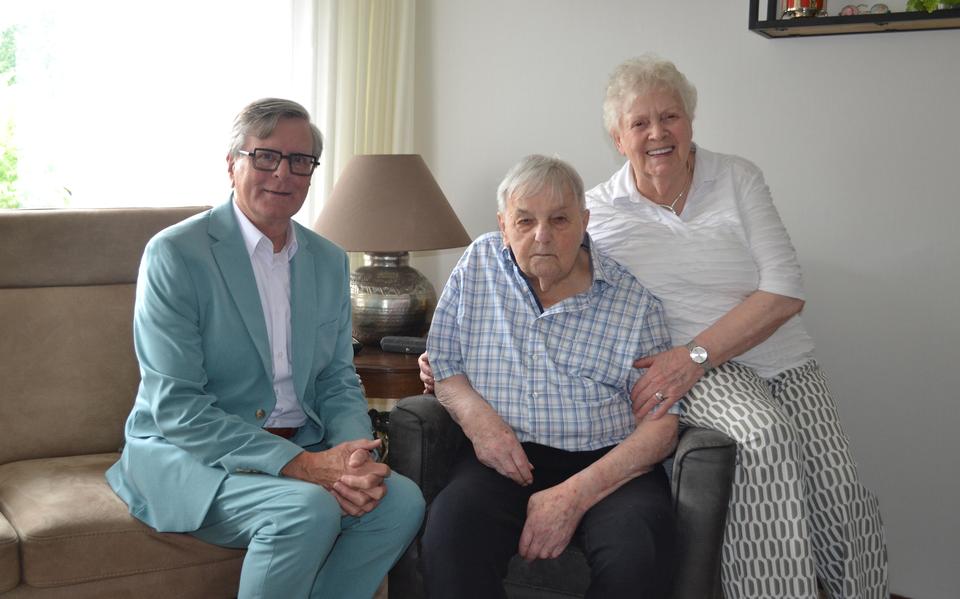 Hendrik en Dina Grooten uit Stadskanaal zijn 65 jaar getrouwd. Links locoburgemeester Klaas Pals. 