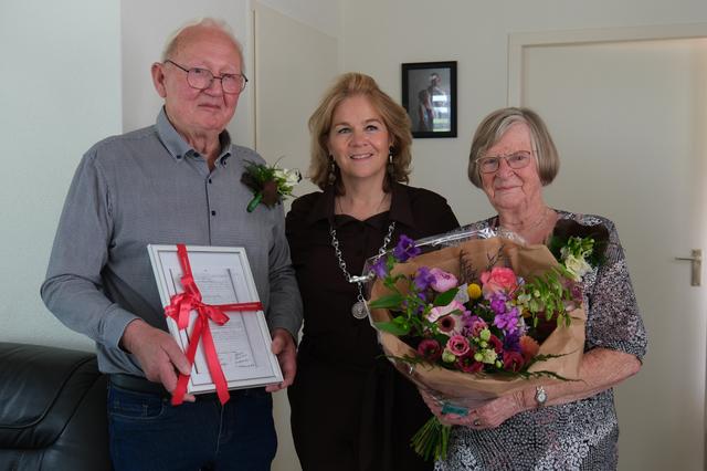 Toen samen slenteren over de Kerkstraat. Nu is echtpaar Slor 65 jaar getrouwd