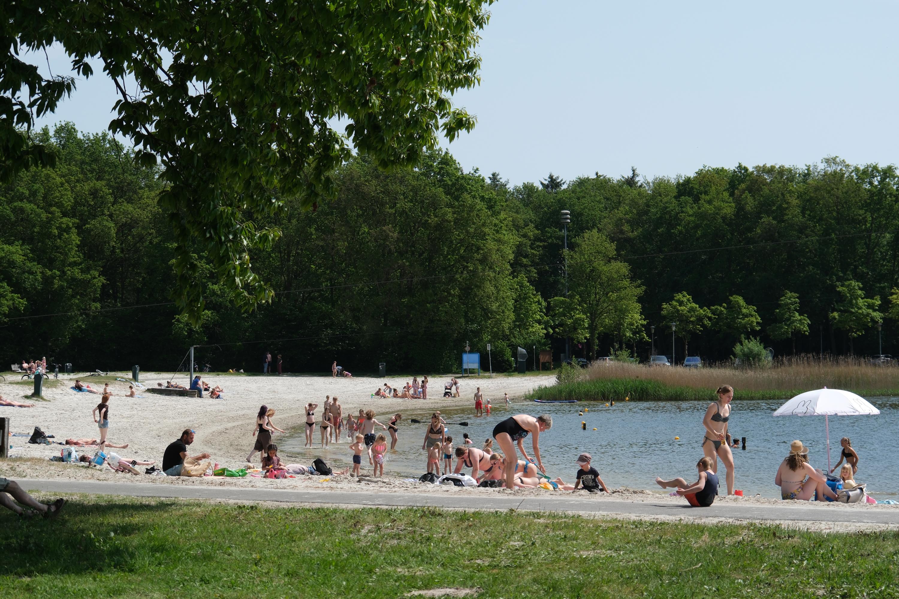 Terrasjes, strand en waterskiën. Voorschot op de zomer in Veendam