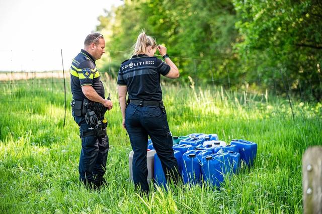 Politie ziet jerrycans met water van herder Henry aan voor drugsafval. Schapen Fochteloërveen staan 