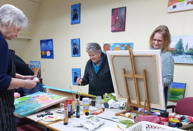 Twaalf amateurschilders van Kunstkring Kropswolde tonen hun werk in De Houtstek Slochteren