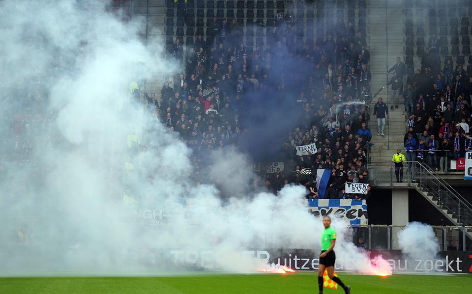 Supporters van Heerenveen gooien vuurwerk op het veld tijdens AZ-SC Heerenveen.