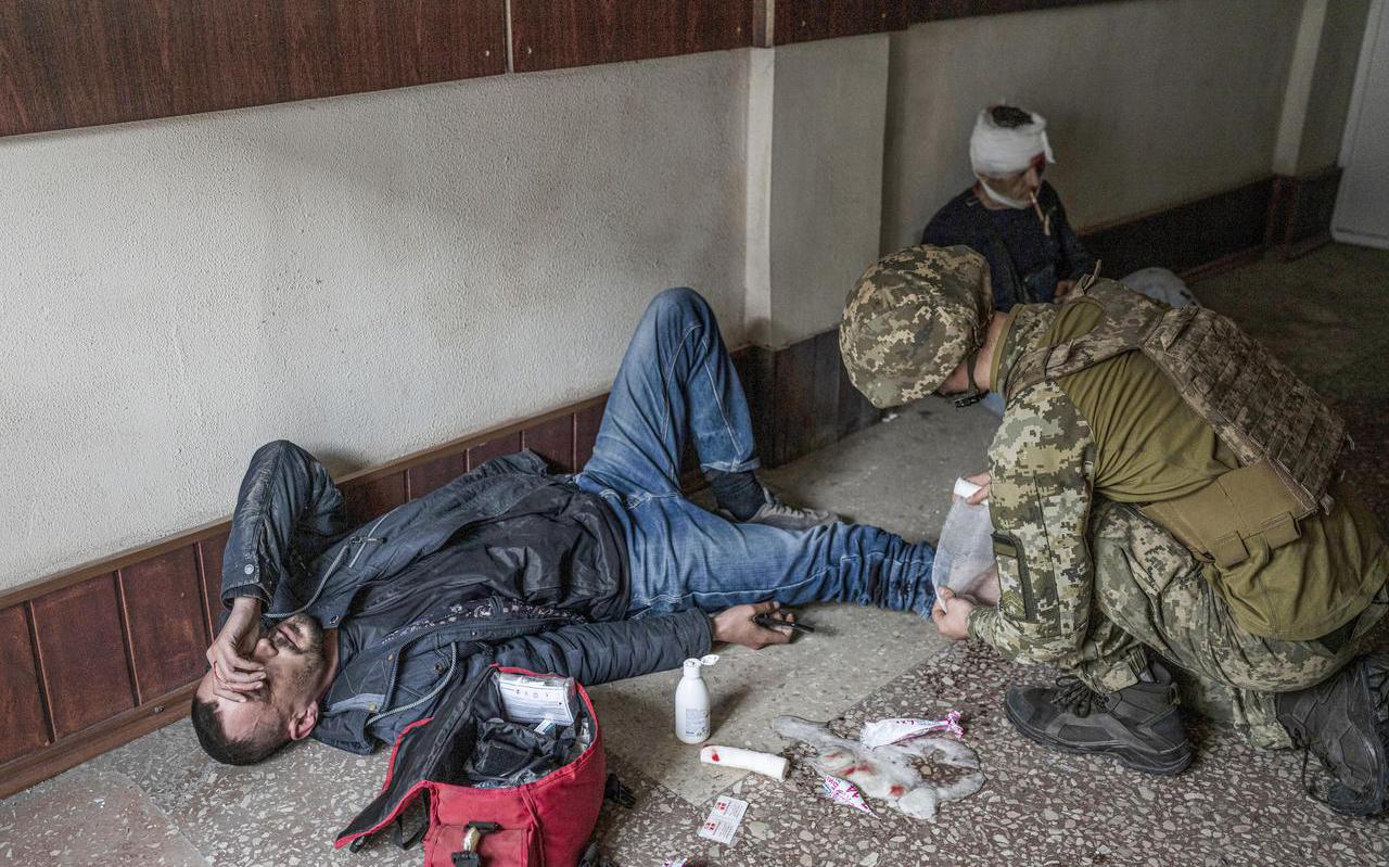 Eerste hulp na een bombardement op een fabriek in Kramatorsk, in het oosten van Oekraïne. De vrijwillige paramedici melden zich massaal aan om te helpen.