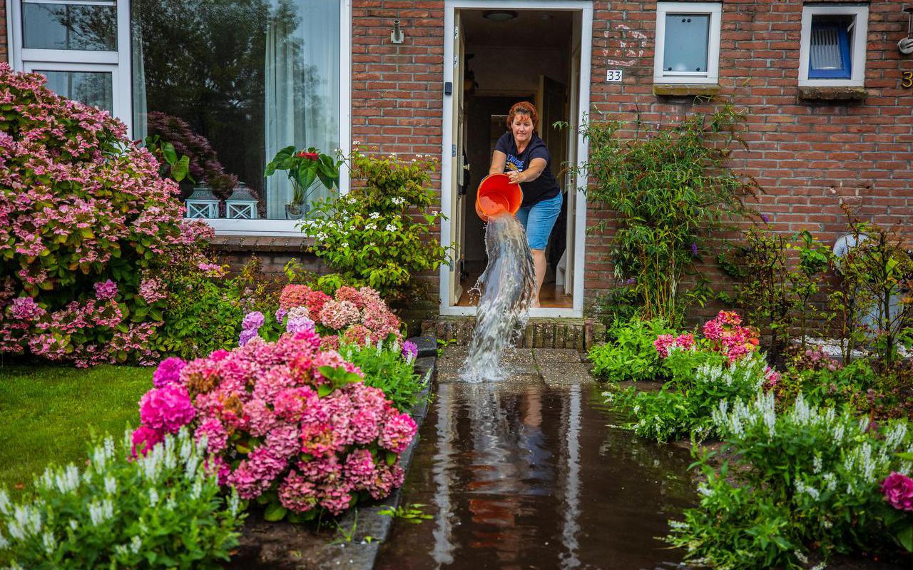 Op veel plekken in Friesland stroomde het water door de straten als gevolg van de stortbuien, maar Woudsend spande wel de kroon. Bij meerdere huizen liep het water naar binnen en moest er gehoosd of gepompt worden. 