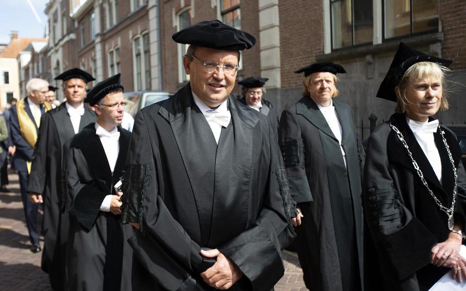 RUG-bestuursvoorzitter Jouke de Vries (midden). 