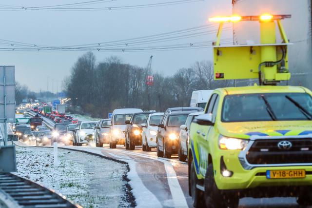 Afgesloten rijbanen A28 bij Assen wachten op reparatie: ‘Eerst budget regelen’