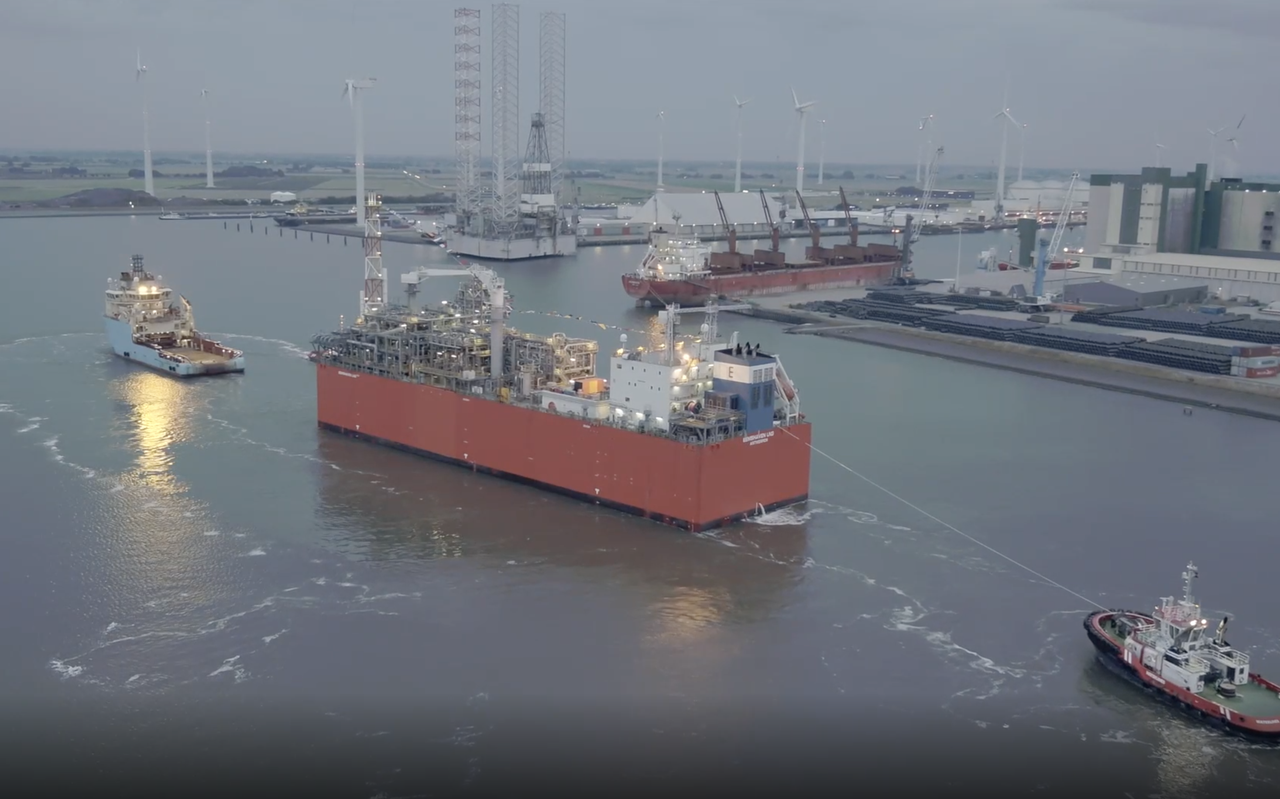Reuzenplatform Golar Igloo brengt via Eemshaven miljarden kuub gas naar Nederland.