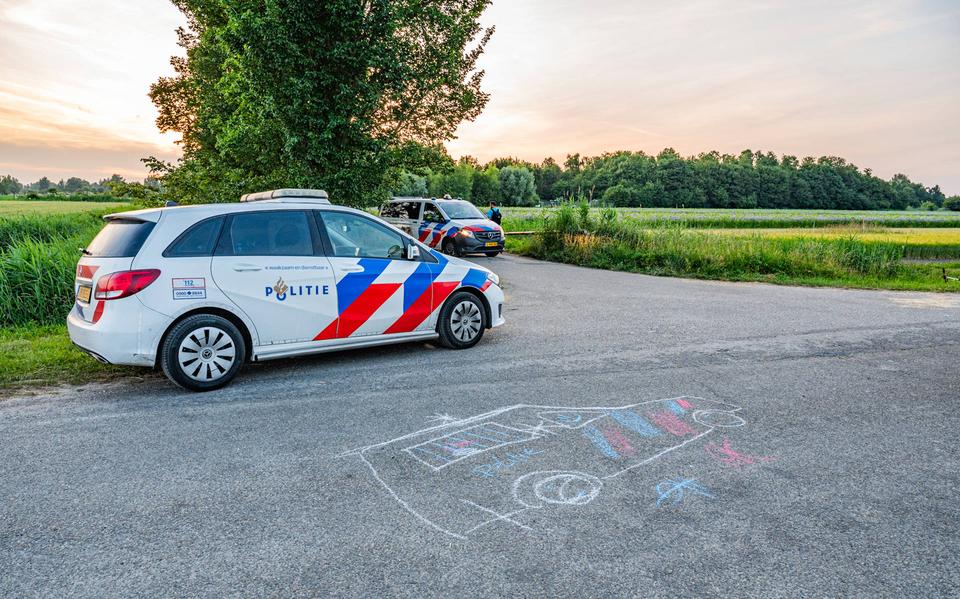 De politie is aanwezig bij een illegale rave bij Munnekezijl.