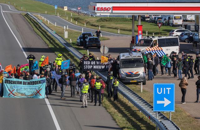 Actievoerder (35) uit Stadskanaal bijt agent in de vinger op Afsluitdijk: 750 euro boete