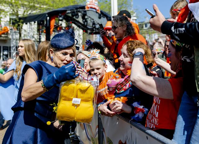 Wat doet de koning met cadeaus die hij ontvangt in Dokkum? 8 vragen over Koningsdag