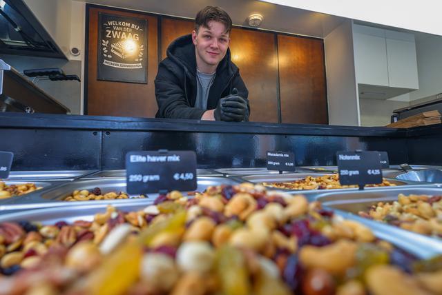 ‘Notenman’ Tijmen (22) uit Leek maakt zich zorgen over de toekomst van de markt in Sneek: ‘Ik ben ee