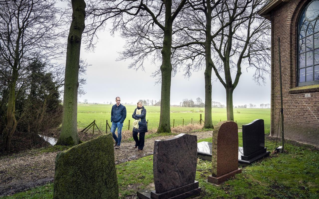 Gerko Last en Patty Wageman bezoeken het kerkje en de begraafplaats van Augsbuurt. Gerko Last en Patty Wageman bezoeken het kerkje en de begraafplaats van Augsbuurt.