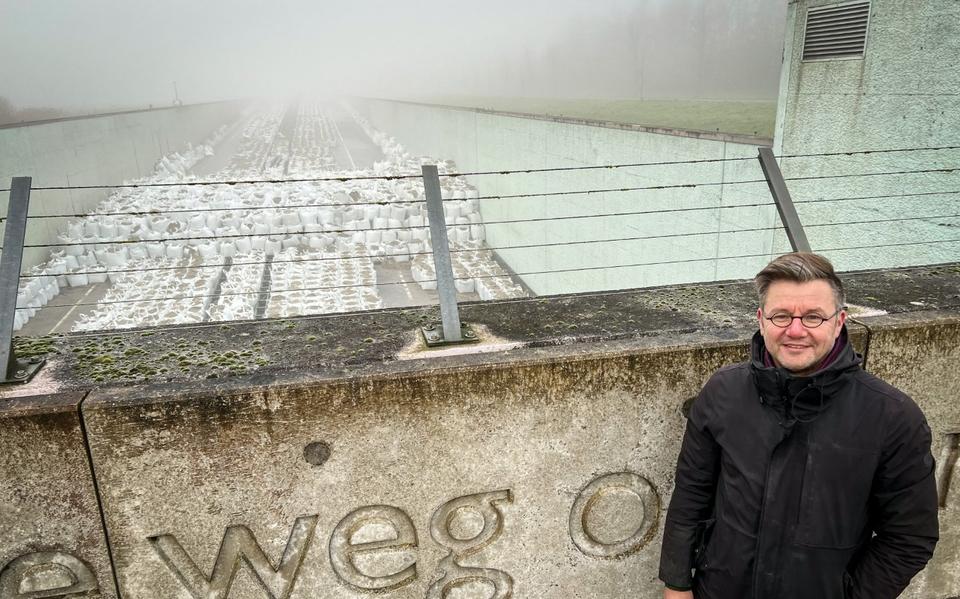 Architect Rudolf Zijlstra uit IJlst bovenop het afgesloten aquaduct tussen Sneek en Joure.