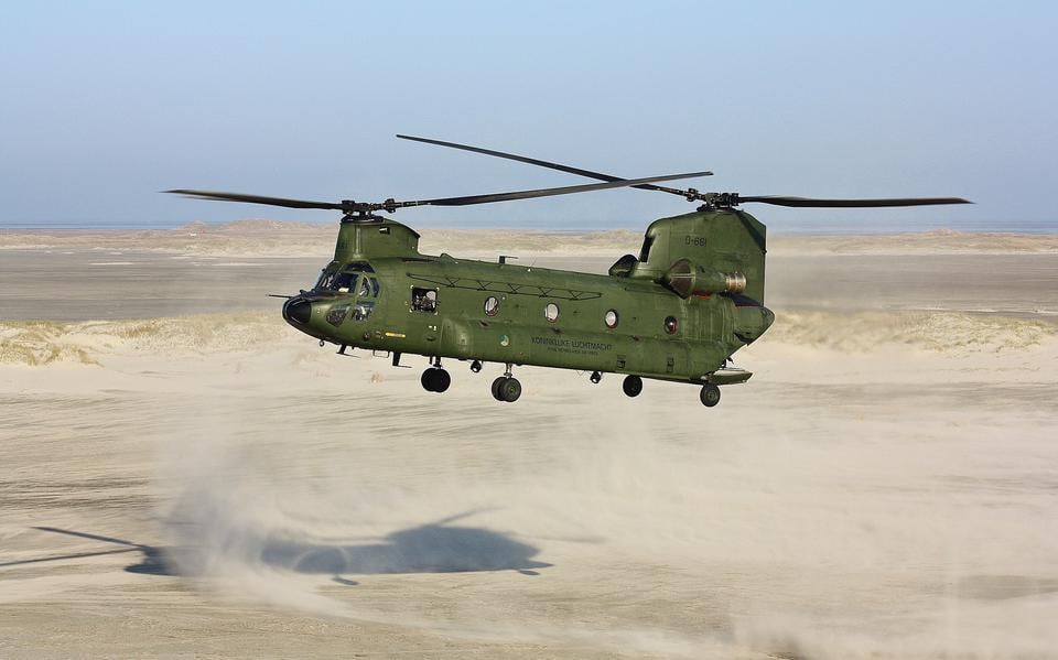 Een Chinook-helikopter boven de Vliehors op Vlieland. 