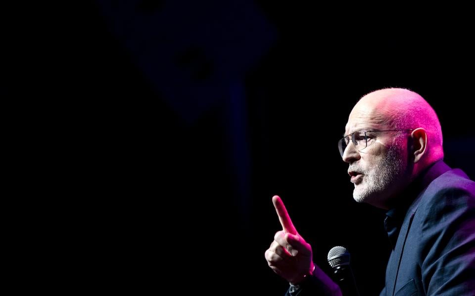 Frans Timmermans is de onbetwiste partijleider van GroenLinks-PvdA, toch is lang niet iedereen blij met de ervaren politicus.