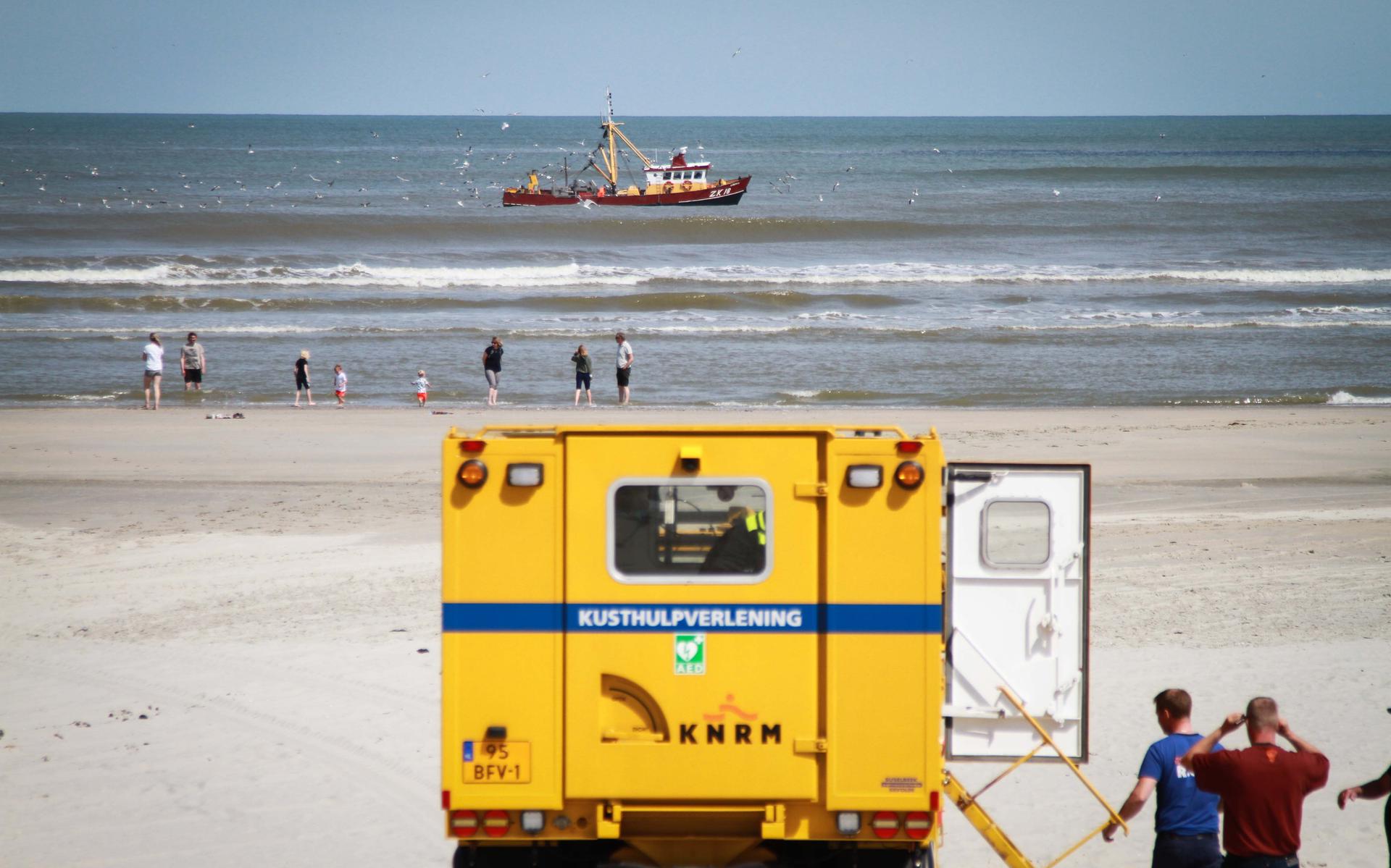 Vakantiegangers Liggen Met Dubbel Gevoel Op Het Strand Van Ameland. Er ...