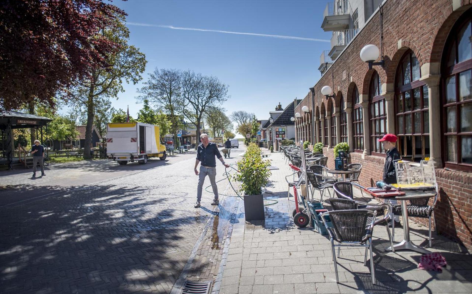 De horeca op Schiermonnikoog, hier Hotel van der Werff, maakt zich op voor de komst van gasten.