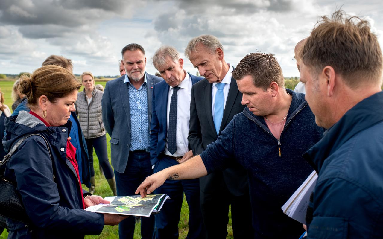 Stikstofminister Christianne van der Wal bekijkt met melkveehouder Sytze Zwaagstra uit Nij Beets de kaart van natuurgebied Van Oordt's Mersken.