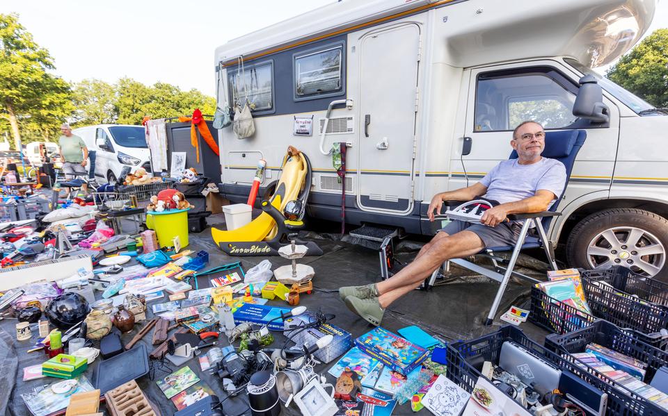 Ron Hartings sleutelt aan een booglampje dat hij nog niet kon verkopen omdat het kapot was.