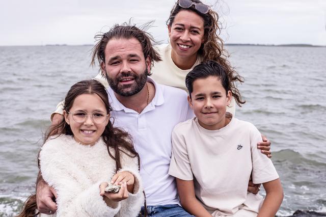 Rond, klein en groen: familie Rozendaal vindt zeldzame parel op Ameland