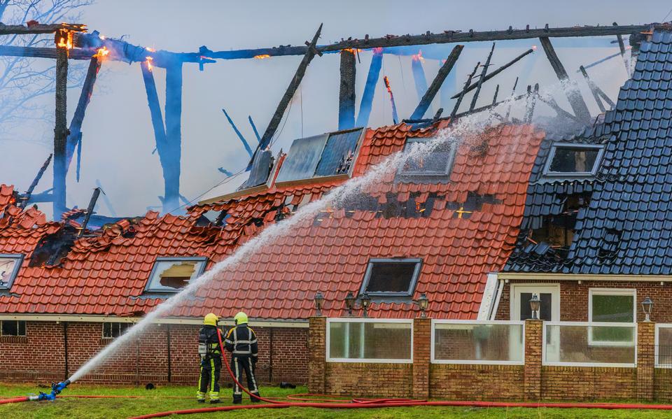 De brand ontstond op de eerste verdieping van de boerderij net buiten Scharnegoutum. 
