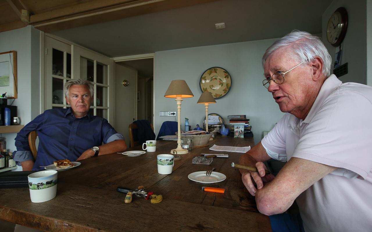 Hans Wiegel (rechts) aan de keukentafel in zijn woning in Oudega (SWF) met zijn biograaf Pieter Sijpersma.