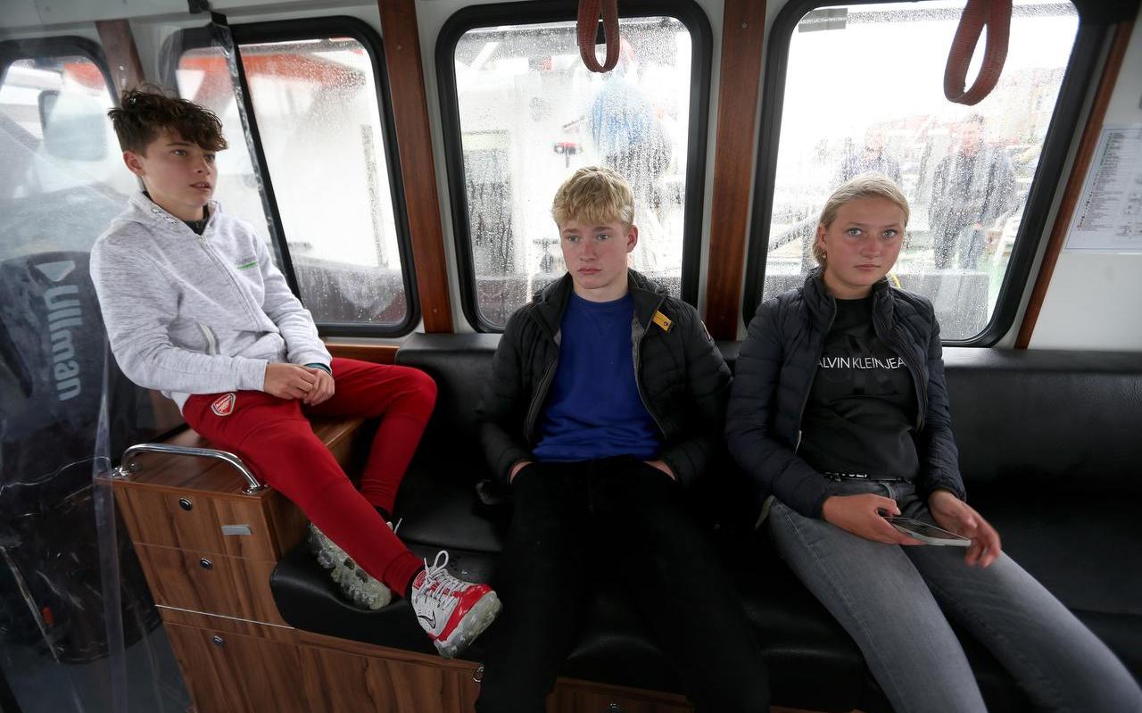 Etienne François, Micha Koning en Fleur Geertzen op het veerbootje dat hen ’s morgens van Vlieland naar Terschelling brengt en ’s middags weer terug. Etienne François, Micha Koning en Fleur Geertzen op het veerbootje dat hen ’s morgens van Vlieland naar Terschelling brengt en ’s middags weer terug.