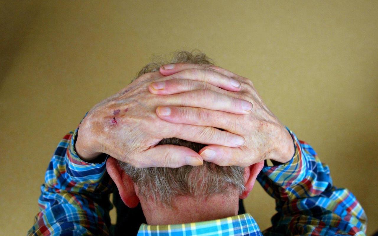 Relatief weinig bewoners van verpleeghuizen lijken zich te verzetten tegen het opgelegde coronaregime, aldus Brenda Frederiks. ,,Ik vind de mensen wel erg braaf.’’ Relatief weinig bewoners van verpleeghuizen lijken zich te verzetten tegen het opgelegde coronaregime, aldus Brenda Frederiks. ,,Ik vind de mensen wel erg braaf.’’