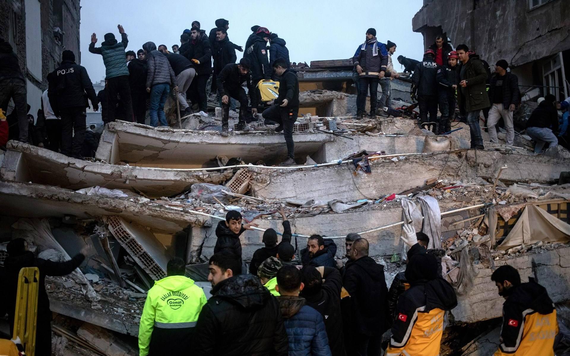 De ravage in het getroffen gebied (Turkije en Syrië) is enorm door de meerdere aardbevingen.